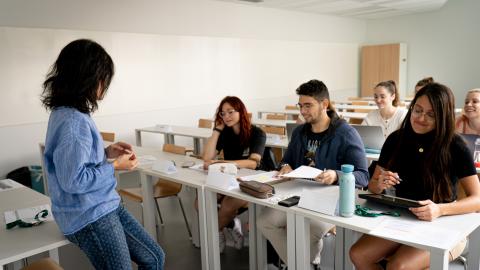 Groupe d'étudiants en salle de cours